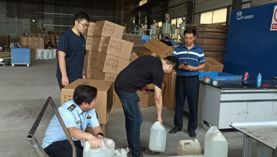 仁和集鎮團委組織暑期青年志愿者開展高溫安全檢查