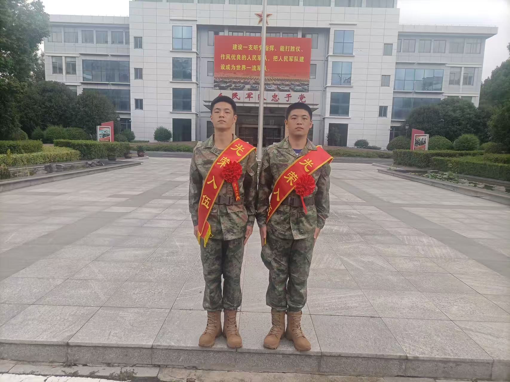 千秋街道：兄弟并肩進軍營 風華同心報國情