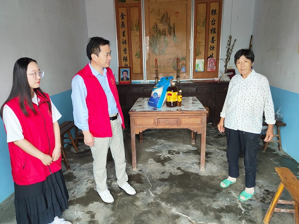 石梁鎮(zhèn)周營村：雙節(jié)同慶送溫暖，敬老之風(fēng)浸鄉(xiāng)村