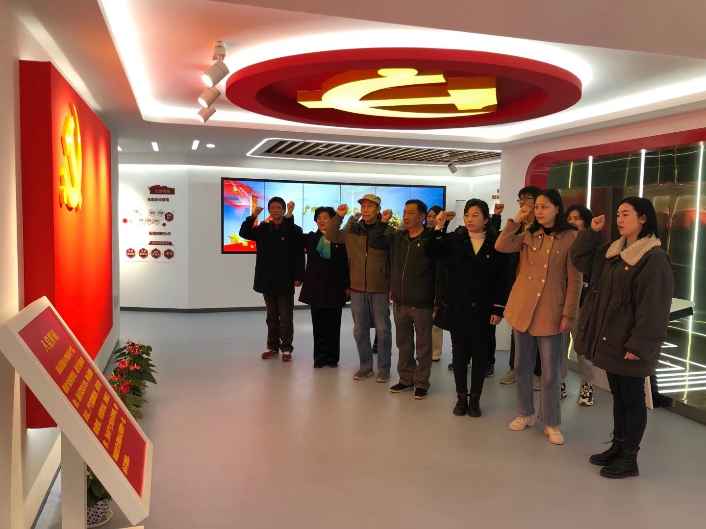 天福社區7個網格黨支部的黨員們重溫入黨誓詞。劉世軍攝
