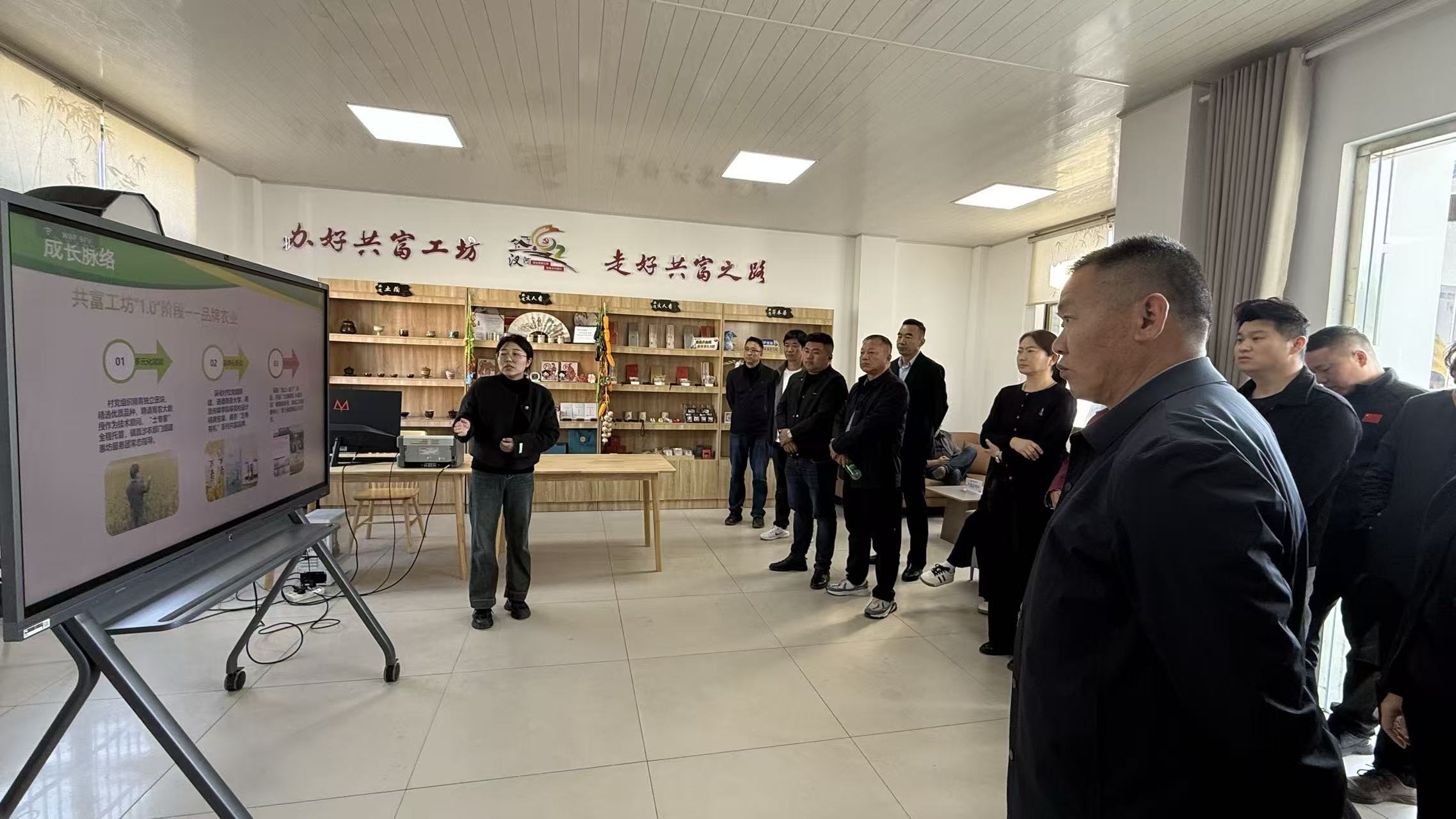 長豐縣村書記培訓班赴萬壽鎮(zhèn)汊河村觀摩 “萬壽有禮” 共富工坊 共探鄉(xiāng)村振興新路