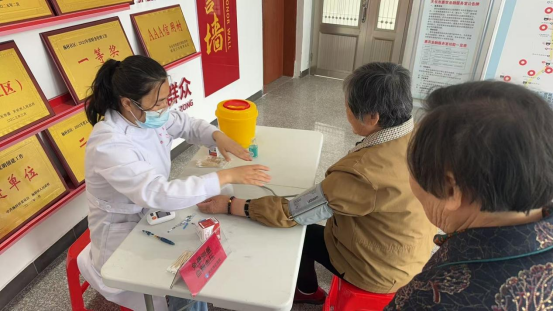 情暖社區(qū) 健康同行——楊村社區(qū)聯(lián)合偉業(yè)醫(yī)院開展免費(fèi)義診活動(dòng)