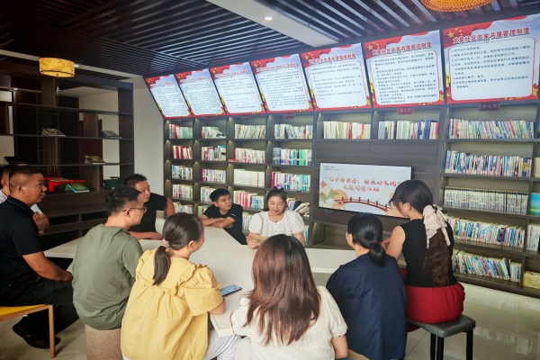 龍集社區開展“七夕伴書香·傳承好家風”主題閱讀活動
