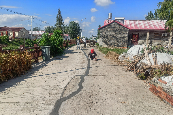 小關社區積極維修小關河道旁路面