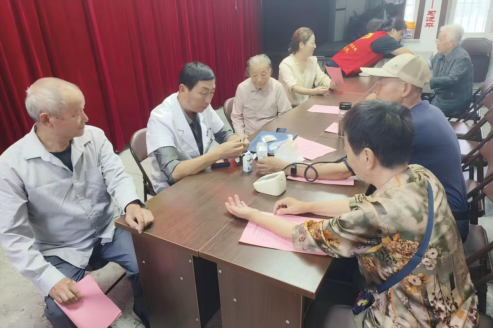 情系民生送健康　歡度重陽暖人心