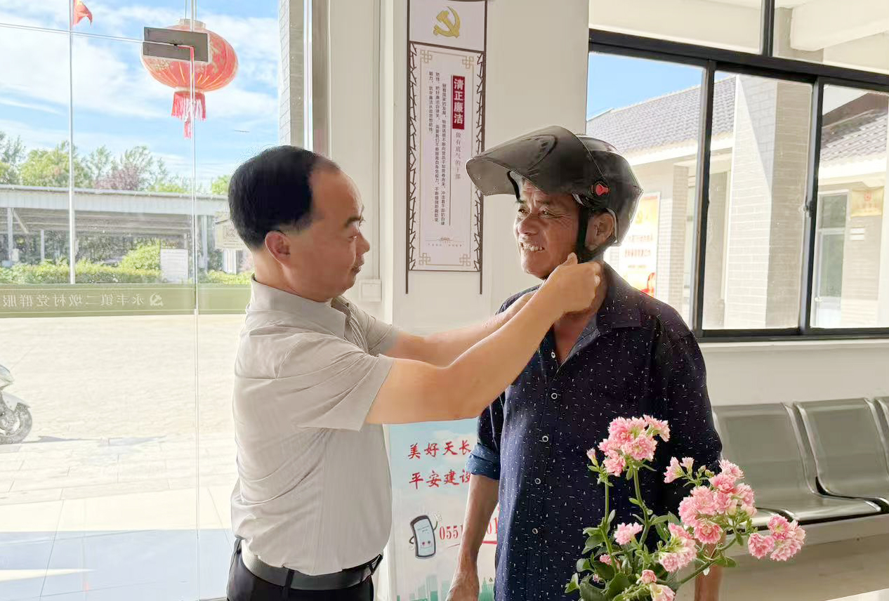 永豐鎮(zhèn)二墩村：無聲關(guān)懷“戴”頭盔 安全守護暖民心
