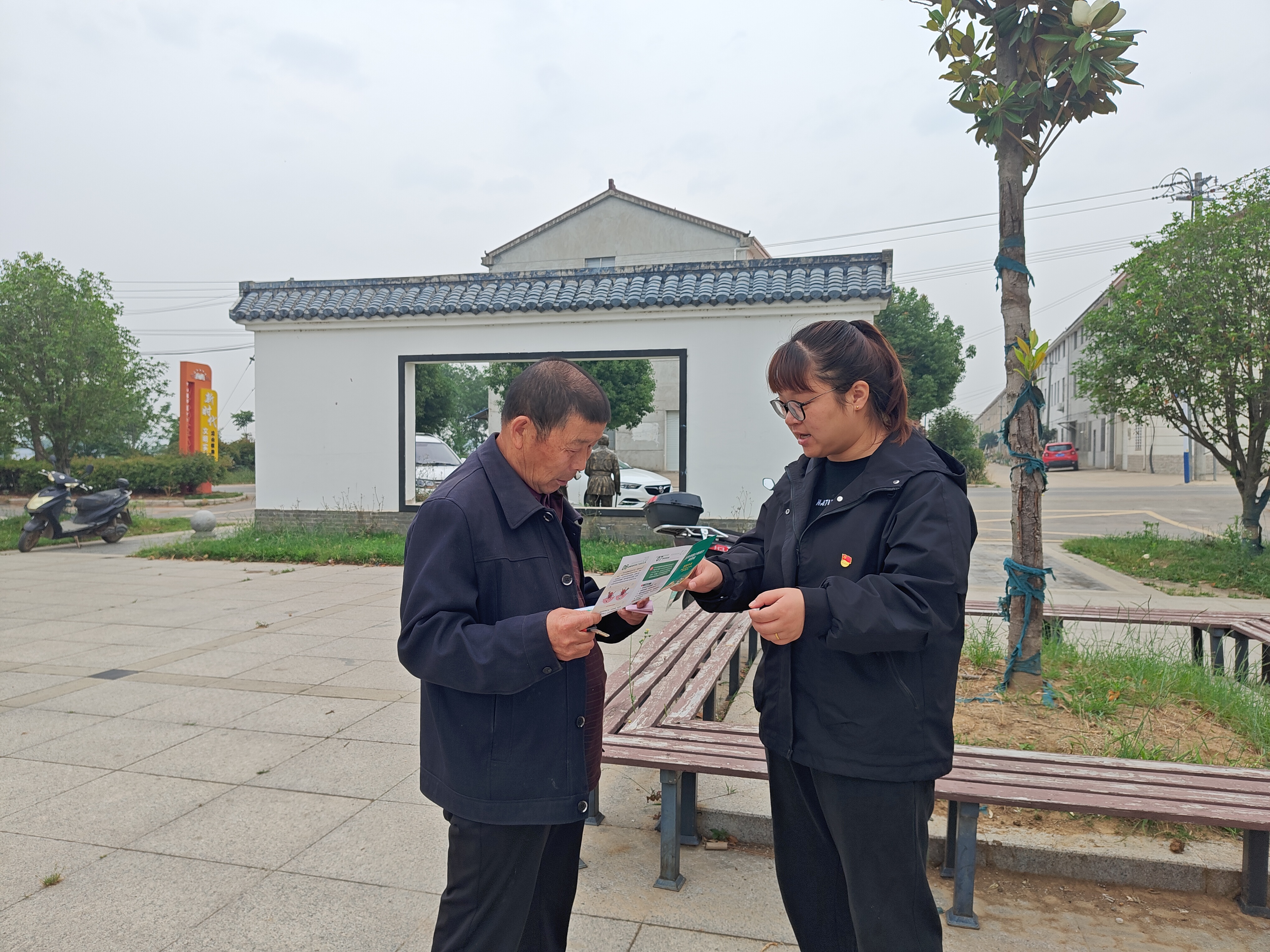 發放防治手冊，隱庵村筑牢健康屏障