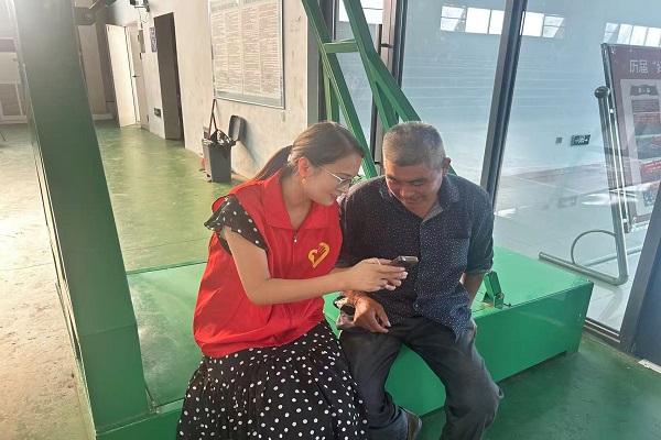  街南村開展“數(shù)字助老”活動